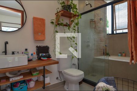 Casa de condomínio à venda com 300m², 5 quartos e 1 vaga Casa de condomínio à venda com 300m², 5 quartos e 1 vagaBanheiro da Suíte 1