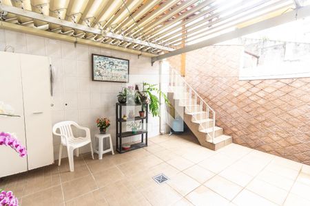 Casa à venda com 170m², 3 quartos e 3 vagas Casa à venda com 170m², 3 quartos e 3 vagasQuintal 1