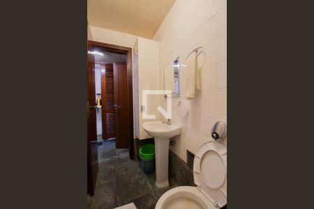 Casa à venda com 550m², 4 quartos e 5 vagasBanheiro de serviço