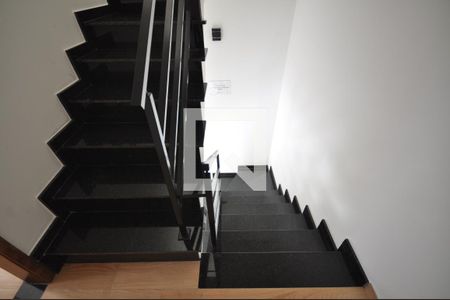 Casa à venda com 110m², 3 quartos e 3 vagasEscada