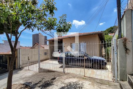 Casa à venda com 252m², 3 quartos e 3 vagas Casa à venda com 252m², 3 quartos e 3 vagasFachada