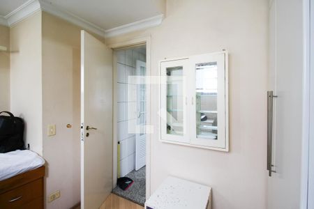 Apartamento à venda com 228m², 4 quartos e 4 vagas Apartamento à venda com 228m², 4 quartos e 4 vagasQuarto de Serviço