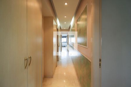 Apartamento à venda com 228m², 4 quartos e 4 vagas Apartamento à venda com 228m², 4 quartos e 4 vagasCorredor