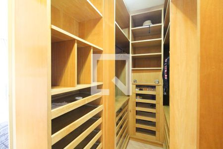 Apartamento à venda com 228m², 4 quartos e 4 vagas Apartamento à venda com 228m², 4 quartos e 4 vagasCloset do quarto