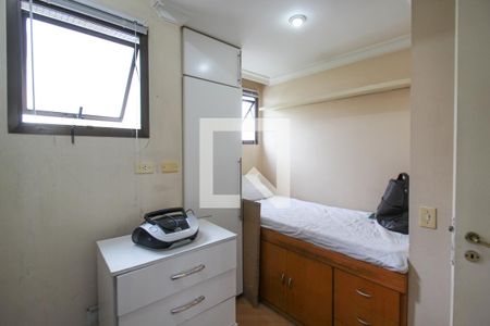 Apartamento à venda com 228m², 4 quartos e 4 vagas Apartamento à venda com 228m², 4 quartos e 4 vagasQuarto de Serviço