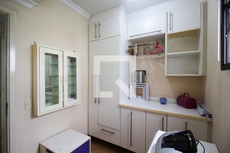 Apartamento à venda com 228m², 4 quartos e 4 vagas Apartamento à venda com 228m², 4 quartos e 4 vagasQuarto de Serviço