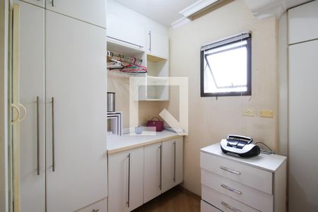 Apartamento à venda com 228m², 4 quartos e 4 vagas Apartamento à venda com 228m², 4 quartos e 4 vagasQuarto de Serviço