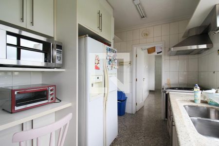 Apartamento à venda com 228m², 4 quartos e 4 vagas Apartamento à venda com 228m², 4 quartos e 4 vagasCozinha