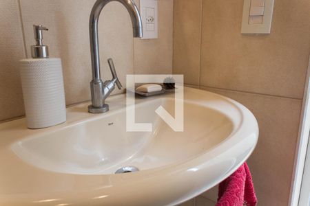 Casa de condomínio à venda com 480m², 5 quartos e 6 vagas Casa de condomínio à venda com 480m², 5 quartos e 6 vagasBanheiro da Área comum