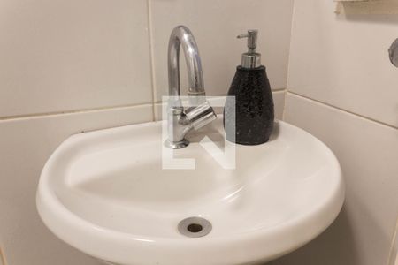 Casa de condomínio à venda com 480m², 5 quartos e 6 vagas Casa de condomínio à venda com 480m², 5 quartos e 6 vagasBanheiro da Suíte de serviço