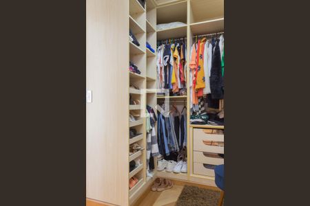 Casa de condomínio à venda com 480m², 5 quartos e 6 vagas Casa de condomínio à venda com 480m², 5 quartos e 6 vagasCloset da Suíte 1