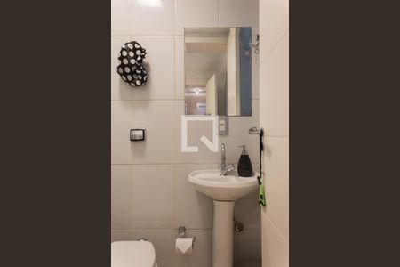 Casa de condomínio à venda com 480m², 5 quartos e 6 vagas Casa de condomínio à venda com 480m², 5 quartos e 6 vagasBanheiro da Suíte de serviço
