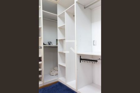 Casa de condomínio à venda com 480m², 5 quartos e 6 vagas Casa de condomínio à venda com 480m², 5 quartos e 6 vagasCloset da Suíte 3