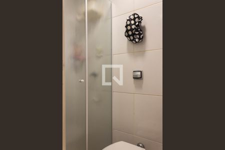 Casa de condomínio à venda com 480m², 5 quartos e 6 vagas Casa de condomínio à venda com 480m², 5 quartos e 6 vagasBanheiro da Suíte de serviço