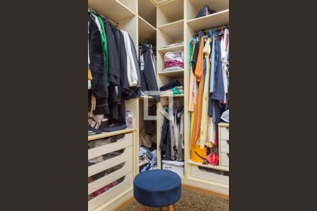 Casa de condomínio à venda com 480m², 5 quartos e 6 vagas Casa de condomínio à venda com 480m², 5 quartos e 6 vagasCloset da Suíte 1