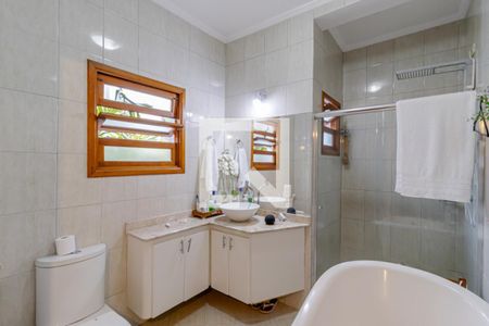 Casa à venda com 325m², 3 quartos e 4 vagasBanheiro da Suíte 2