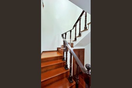 Casa à venda com 278m², 3 quartos e 6 vagasEscada