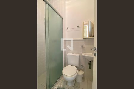 Casa de condomínio à venda com 320m², 4 quartos e 3 vagasBanheiro de serviço