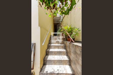 Casa à venda com 220m², 5 quartos e 2 vagas Casa à venda com 220m², 5 quartos e 2 vagasEscada Entrada