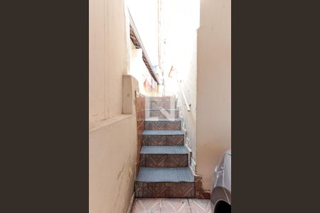 Casa à venda com 220m², 5 quartos e 2 vagas Casa à venda com 220m², 5 quartos e 2 vagasEscada