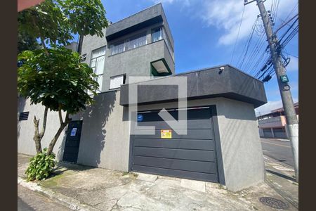 Casa à venda com 219m², 4 quartos e 2 vagas Casa à venda com 219m², 4 quartos e 2 vagasFachada