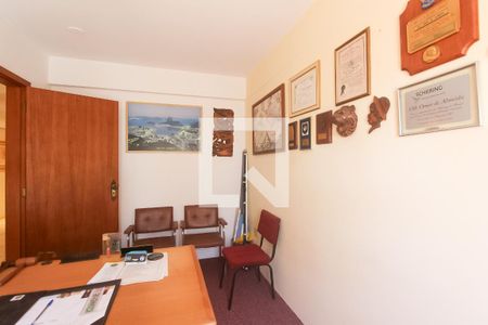 Casa à venda com 378m², 4 quartos e 2 vagasEscritório