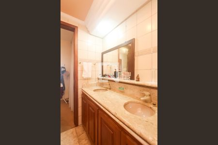 Casa à venda com 378m², 4 quartos e 2 vagasBanheiro suite 2