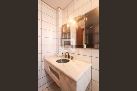 Casa à venda com 378m², 4 quartos e 2 vagasBanheiro suite 1