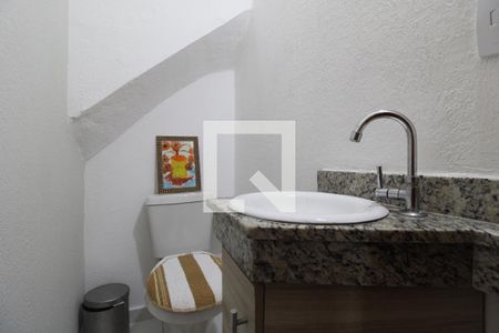 Casa de condomínio à venda com 130m², 3 quartos e 2 vagasLavabo