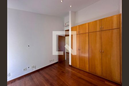 Casa à venda com 561m², 3 quartos e 4 vagasQuarto 2