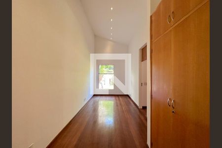 Casa à venda com 561m², 3 quartos e 4 vagasSala Intima/Corredor Quartos