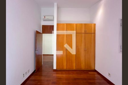 Casa à venda com 561m², 3 quartos e 4 vagasQuarto 2