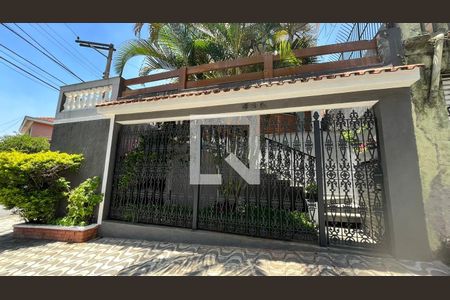 Casa à venda com 195m², 3 quartos e 2 vagas Casa à venda com 195m², 3 quartos e 2 vagasFachada