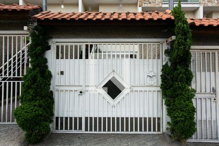 Casa à venda com 240m², 4 quartos e 5 vagas Casa à venda com 240m², 4 quartos e 5 vagasFachada