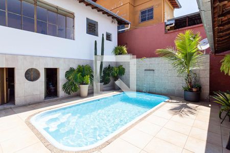 Casa à venda com 350m², 4 quartos e 3 vagas Casa à venda com 350m², 4 quartos e 3 vagasPiscina