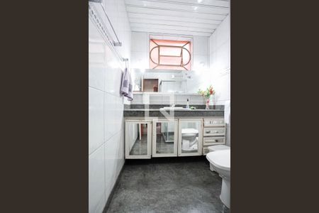 Casa à venda com 350m², 4 quartos e 3 vagas Casa à venda com 350m², 4 quartos e 3 vagasBanheiro social 1