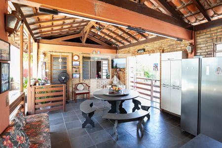 Casa à venda com 350m², 4 quartos e 3 vagas Casa à venda com 350m², 4 quartos e 3 vagasÁrea gourmet