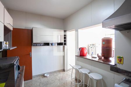 Casa à venda com 350m², 4 quartos e 3 vagas Casa à venda com 350m², 4 quartos e 3 vagasCozinha