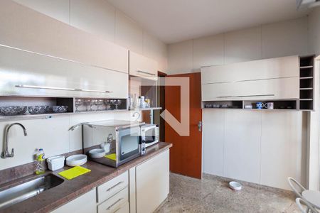 Casa à venda com 350m², 4 quartos e 3 vagas Casa à venda com 350m², 4 quartos e 3 vagasCozinha