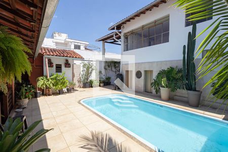 Casa à venda com 350m², 4 quartos e 3 vagas Casa à venda com 350m², 4 quartos e 3 vagasPiscina