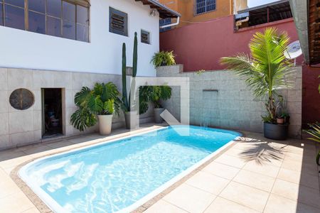 Casa à venda com 350m², 4 quartos e 3 vagas Casa à venda com 350m², 4 quartos e 3 vagasPiscina