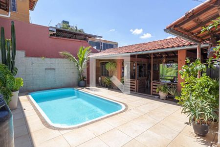 Casa à venda com 350m², 4 quartos e 3 vagas Casa à venda com 350m², 4 quartos e 3 vagasPiscina