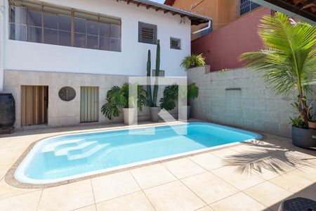 Casa à venda com 350m², 4 quartos e 3 vagas Casa à venda com 350m², 4 quartos e 3 vagasPiscina