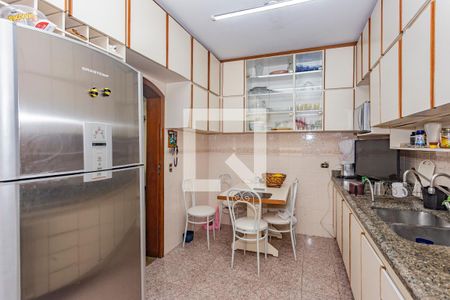 Casa à venda com 312m², 5 quartos e 6 vagas Casa à venda com 312m², 5 quartos e 6 vagasCozinha