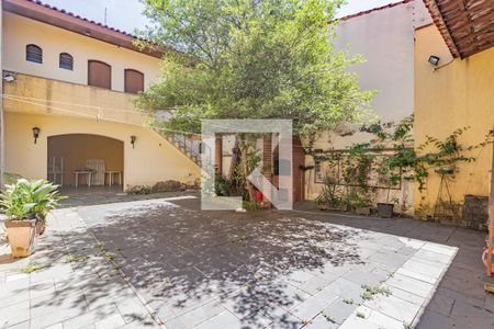 Casa à venda com 312m², 5 quartos e 6 vagas Casa à venda com 312m², 5 quartos e 6 vagasQuintal
