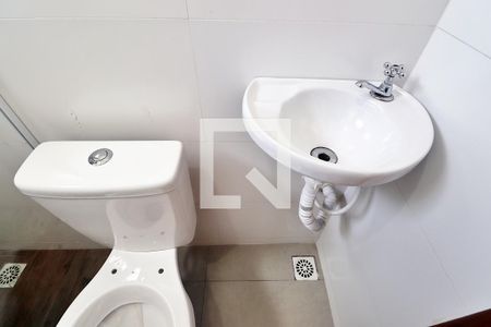 Banheiro de kitnet/studio para alugar com 1 quarto, 10m² em Vila Sao Pedro, Santo André