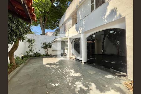 Casa à venda com 280m², 5 quartos e 2 vagas Casa à venda com 280m², 5 quartos e 2 vagasQuintal