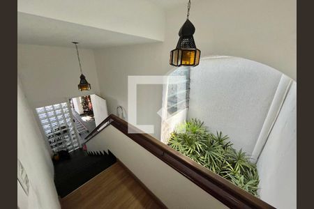 Casa à venda com 280m², 5 quartos e 2 vagas Casa à venda com 280m², 5 quartos e 2 vagasEscada