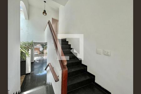 Casa à venda com 280m², 5 quartos e 2 vagas Casa à venda com 280m², 5 quartos e 2 vagasEscada