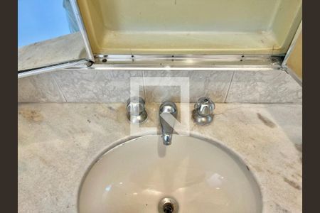 Casa à venda com 280m², 5 quartos e 2 vagas Casa à venda com 280m², 5 quartos e 2 vagasBanheiro